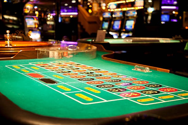 subur77 live blackjack table with croupier dealing cards on camera